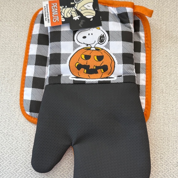 NWT Snoopy Peanuts Halloween Oven Mitt and Pot Holder Set - Picture 1 of 5